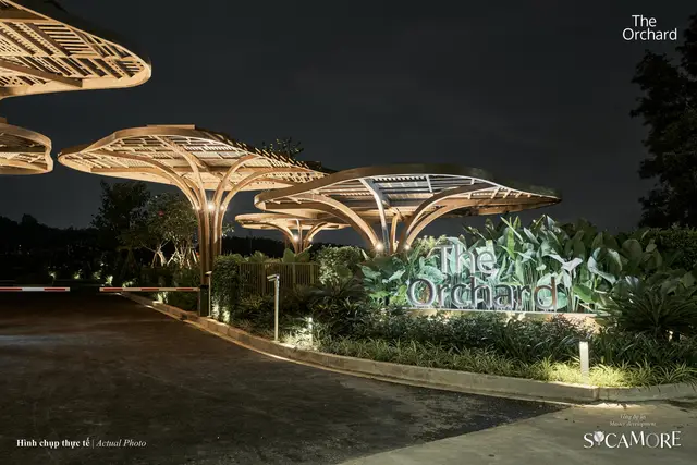 Cổng chào The Orchard lên đèn buổi tối